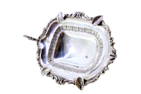 Cinzeiro em prata com folhas de acanto relevadas na envolvência recortada, quatro suportes para cigarros e assente em quatro pés altos com aplicação.