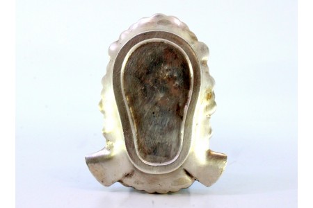 Cinzeiro em prata em forma de boca de leão com relevos e dois suportes para cigarros.