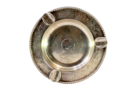 Cinzeiro em prata com frisos cordeados, grinaldas gravadas e quatro moedas de D. Luís embutidas.