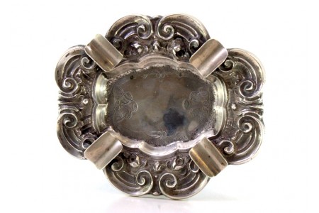 Cinzeiro em prata com motivos florais e conchas relevadas, quatro apoios para cigarros.