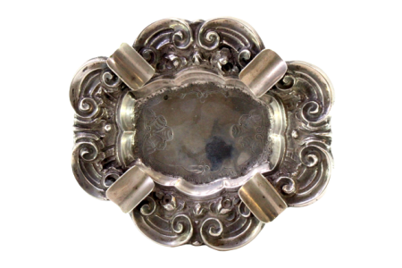 Cinzeiro em prata com motivos florais e conchas relevadas, quatro apoios para cigarros.