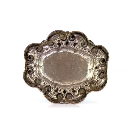 Cinzeiro em prata com motivos florais e conchas relevadas, quatro apoios para cigarros.