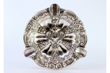 Cinzeiro em prata com motivos florais relevados, com armas de Portugal e apoios para cigarros feitos de moedas.