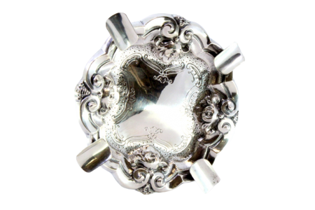 Cinzeiro em prata com relevos e gravados, quatro apoios para cigarros.