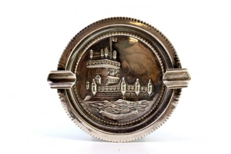 Cinzeiro em prata com relevo alusivo à Torre de Belém, friso perlado e  dois suportes para cigarros.