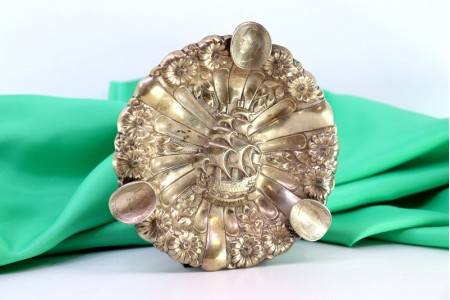 Cinzeiro em prata com motivos florais relevados, nau Portuguesa no centro 