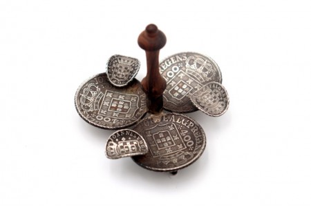 Cinzeiro em prata em moedas da monarquia com três bases e pega em madeira.