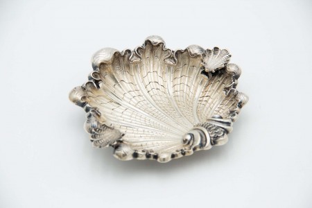 Cinzeiro em prata com gravados alusivos a concha