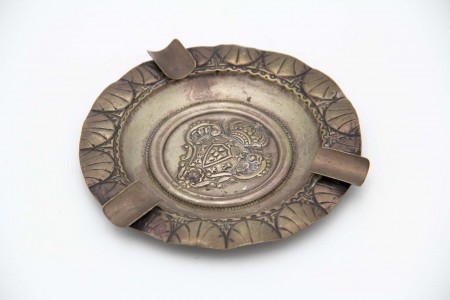 Cinzeiro circular em prata com brasão de armas de Portugal