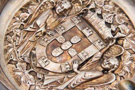 Cinzeiro circular de prata com dois suportes de cigarro