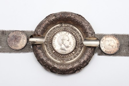 Cinzeiro de sofá em prata com moedas de 500 reis e aplicação de malha de prata