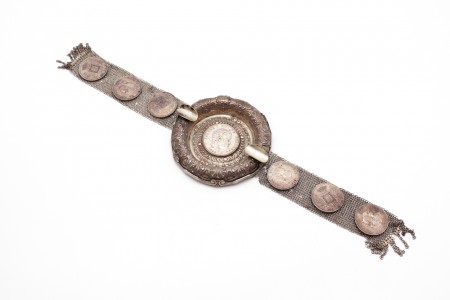 Cinzeiro de sofá em prata com moedas de 500 reis e aplicação de malha de prata