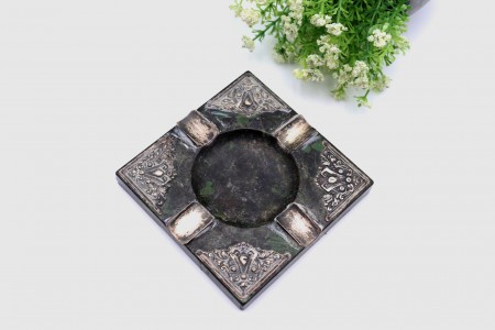 Cinzeiro em mármore com aplicações de prata nos quatro cantos