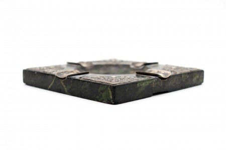 Cinzeiro em mármore com aplicações de prata nos quatro cantos