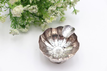 Cinzeiro em prata concheada com gravados e aplicação de moeda