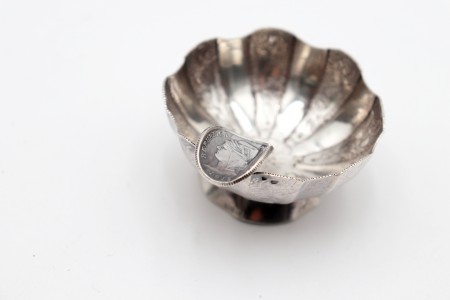Cinzeiro em prata concheada com gravados e aplicação de moeda