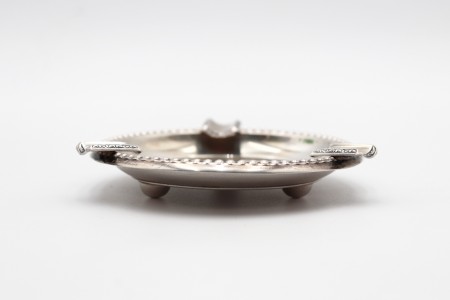 Cinzeiro em prata com friso perlado e três suportes para cigarro