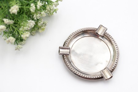 Cinzeiro em prata com friso perlado e três suportes para cigarro