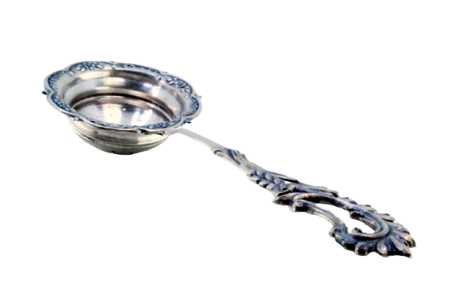  Coador de chá em prata com cabo recortado em relevo e motivos florais no bordo da concha.