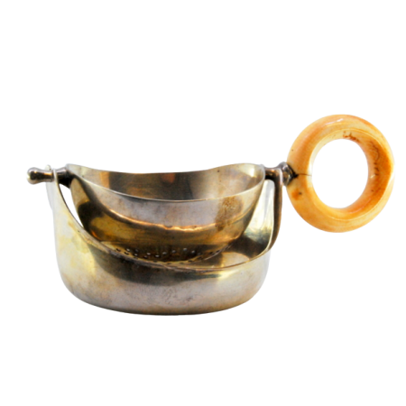 Coador de chá em prata dourada com pega em matéria óssea.