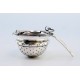 Coador de chá em prata com pega para suspensão.