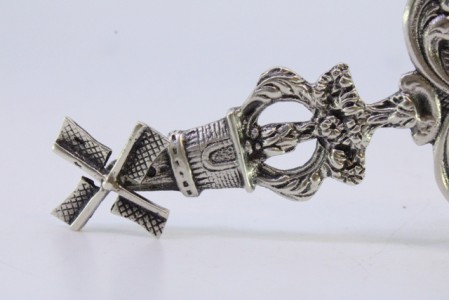 Coador de chá em prata recortada com motivos florais e aplicação de moinho no cabo.