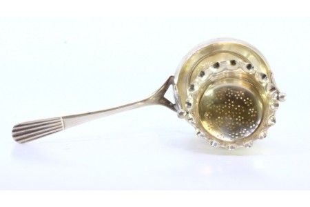 Coador de chá em prata com depósito em forma de taça com relevos e cabo ao estilo caninhas