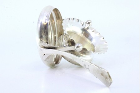 Coador de chá em prata com depósito em forma de taça com relevos e cabo com friso.