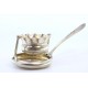 Coador de chá em prata com depósito em forma de taça com relevos no cabo envolvendo cartela para monograma.