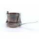  Coador de chá em prata com depósito basculante em forma de taça e cabo com frisos relevados.