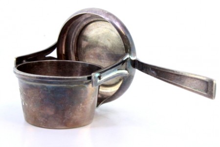  Coador de chá em prata com depósito basculante em forma de taça e cabo com frisos relevados.