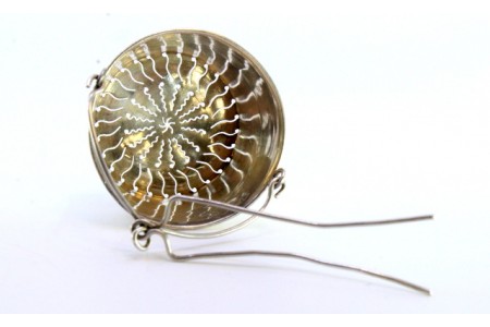  Coador de chá em prata com gravados e asa articulada.