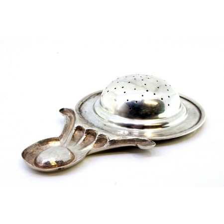  Coador de chá em prata com relevos e aplicações.