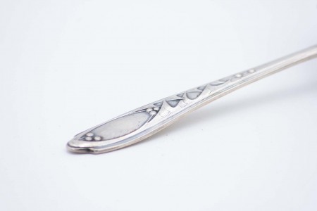 Coador de chá em prata com interior dourado e relevos no cabo