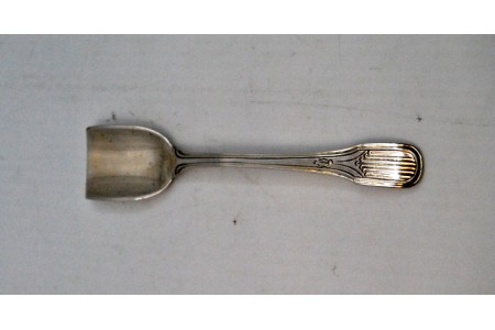  Colher de sobremesa em prata em forma de meia colher e gravados no cabo.