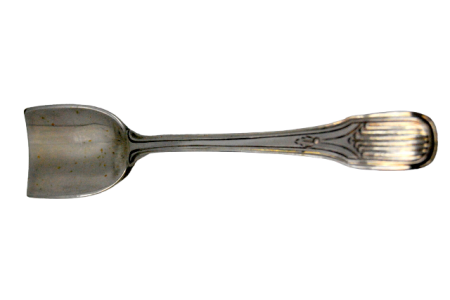  Colher de sobremesa em prata em forma de meia colher e gravados no cabo.