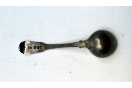 Colher para açúcar em prata com figura de animal gravada no cabo 