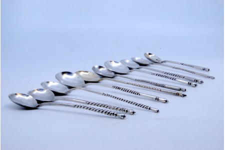 Conjunto de dez colheres de sobremesa em prata com gravados nas conchas e cabos torcidos ao gosto Russo.