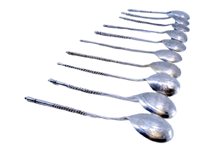 Conjunto de dez colheres de sobremesa em prata com gravados nas conchas e cabos torcidos ao gosto Russo.