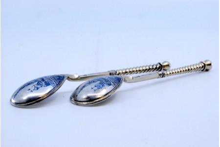 Conjunto de duas colheres de sobremesa em prata com torcidos no cabo e gravados ao gosto Russo.