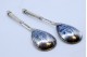 Conjunto de duas colheres de sobremesa em prata com torcidos no cabo e gravados ao gosto Russo.