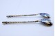 Conjunto de duas colheres de sobremesa em prata com torcidos no cabo e gravados ao gosto Russo.