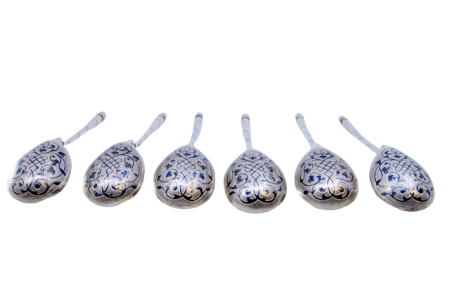 Conjunto de seis colheres de chá em prata ao gosto Russo, nieladas com grinaldas e cabos espiralados.