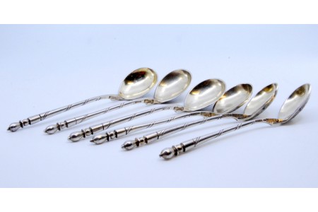 Conjunto de seis colheres de chá em prata ao gosto Russo, nieladas com grinaldas e cabos espiralados.