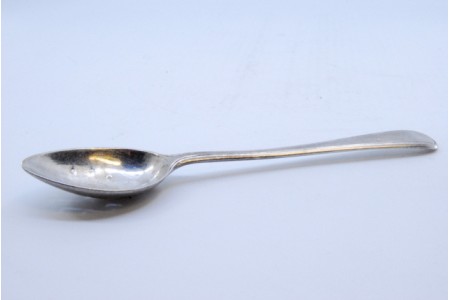 Colher para azeitonas em prata com frisos ao longo do cabo.