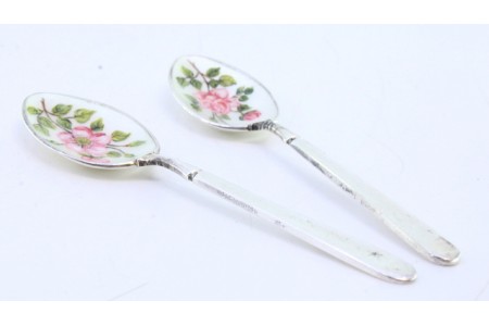 Conjunto de duas colheres de chá em prata com concha esmaltada e flores relevadas nos cabos.