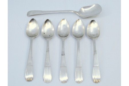 Conjunto de seis colheres de café e pá de açúcar em prata com cabos canelados.