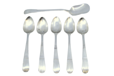 Conjunto de seis colheres de café e pá de açúcar em prata com cabos canelados.