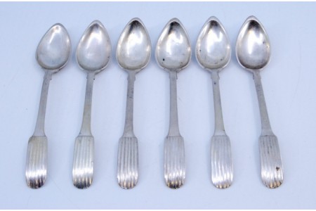 Conjunto de seis colheres de café em prata canelada nos cabos.