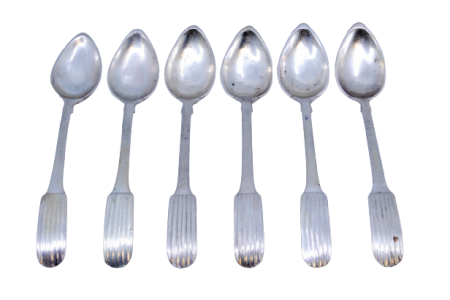 Conjunto de seis colheres de café em prata canelada nos cabos.